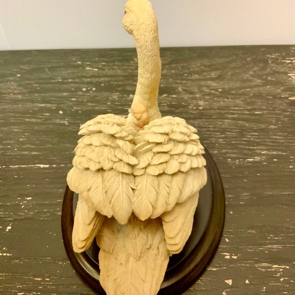 Vintage Country Artists Swan and Baby Cygnet Collector Statue Figurine w Stand - Picture 5 of 7